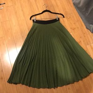 Gorgeous Green long pleated skirt. MNG USA XS